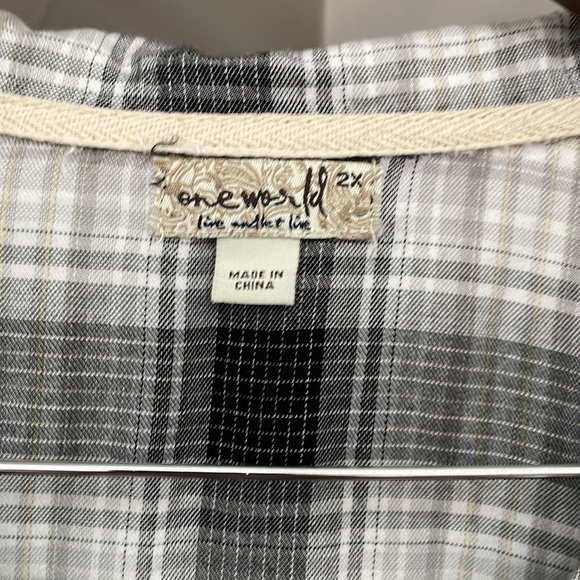 One World Woman’s top. - Picture 2 of 5